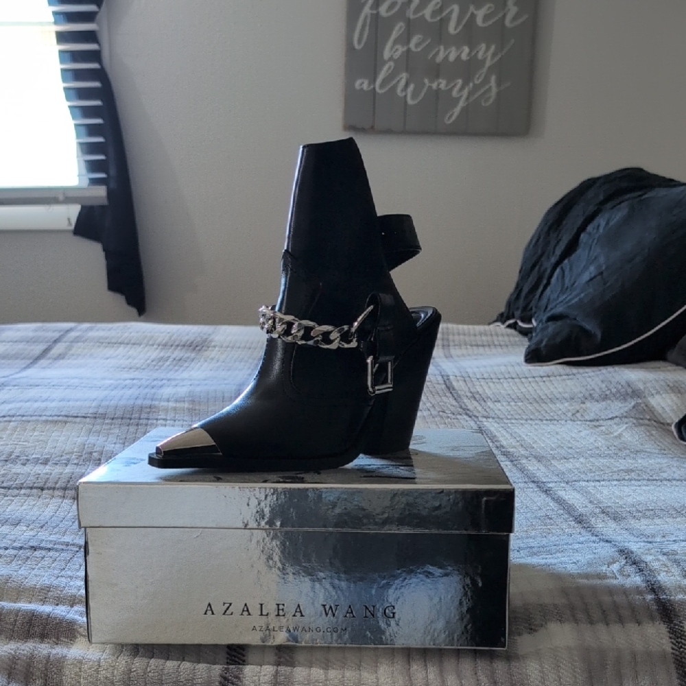 Azalea Wang Black Heeled Boots with Silver Chain